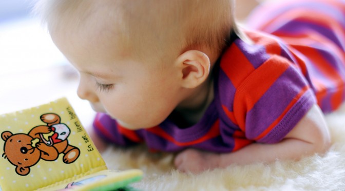 Hur läser man för barn som är 4 månader