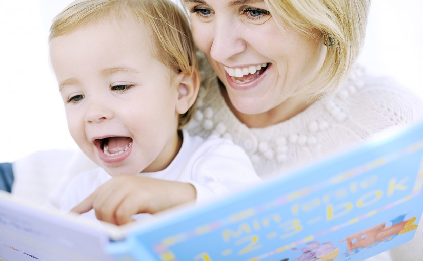 Barn og mor leser